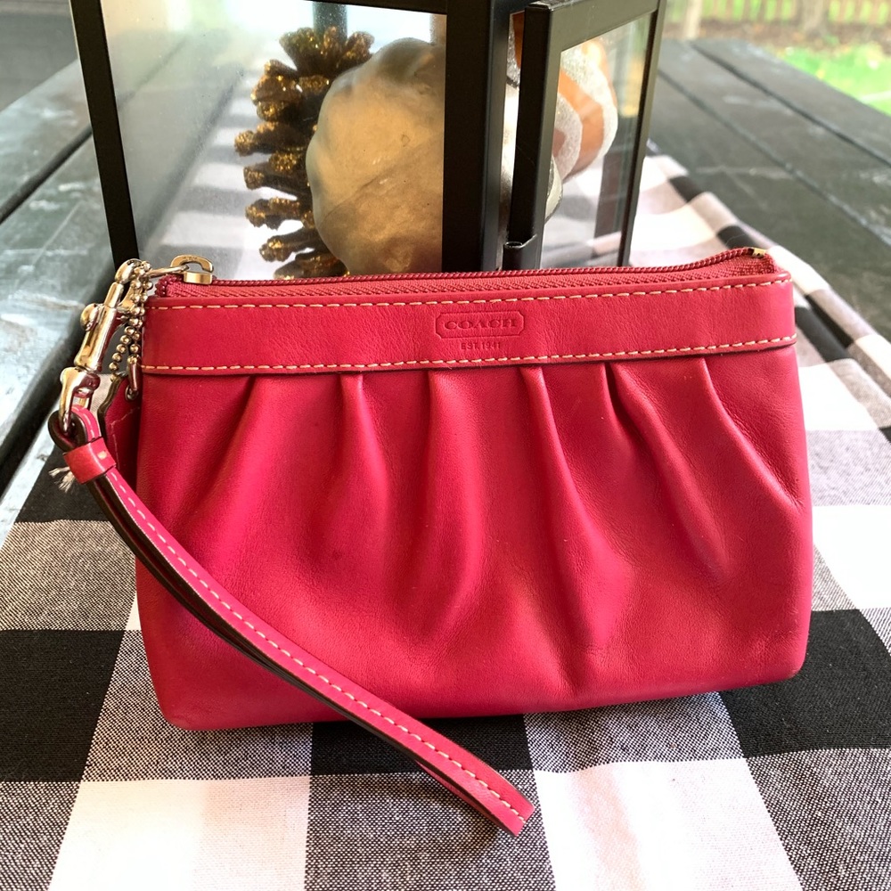 Small clutch/wristlet with zipper.